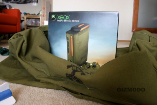 Illustration for article titled Halo 3 Xbox 360 Swag Bag is Incredible (Unbagging Shots and Video)
